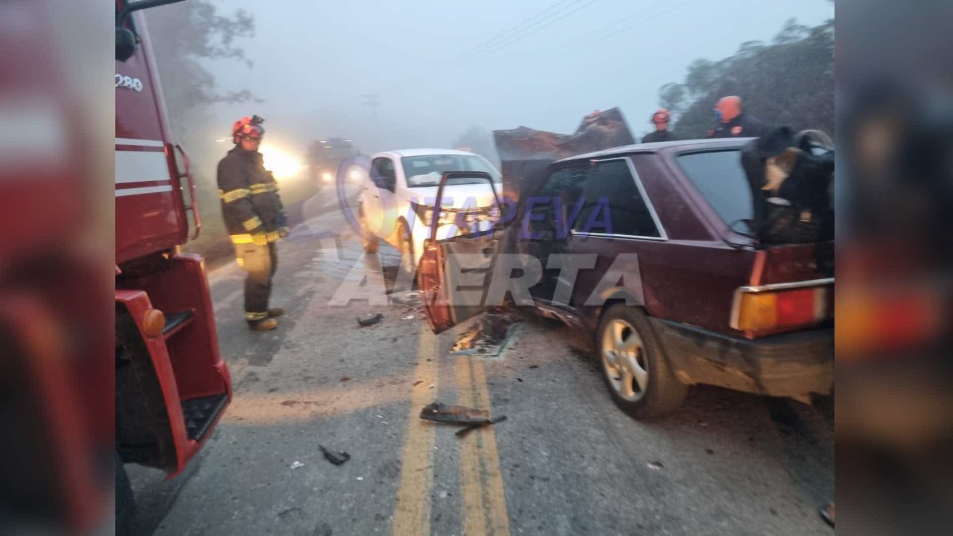 Acidente frontal na SP-249, entre Itapeva e Ribeirão Branco, deixa quatro pessoas feridas